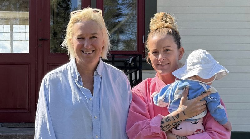 Kajsa Bergquist med frun Josefine och ett av deras barn. Skärmavbild: SVT